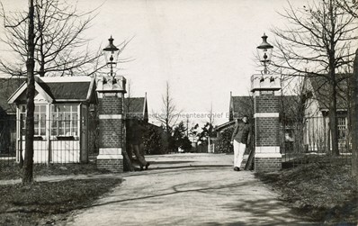 <p>De hoofdentree van het kazernecomplex lag aan de Kazernelaan. Foto genomen tussen 1912 en 1934 (beeldbank gemeentearchief Ede). </p>
